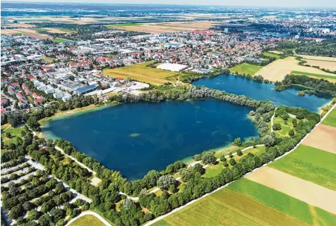  ?? Foto: Ulrich Wagner ?? Im Ilsesee (vorne) ist am Dienstag beinahe ein 74 Jahre alter Mann ertrunken. Er lag leblos im Wasser, als ihn andere Badegäste entdeckten und aus dem See zogen. Er ist in zwischen auf dem Weg der Besserung.