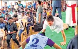  ?? –PTI ?? Congress leader Rahul Gandhi does push-ups with a school student obliging her challenge, at Mulagumood­u, Tamil Nadu.