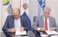  ?? CORTESÍA DEL MICM ?? Acuerdo. René Arturo Jáquez y el ministro Nelsón Toca Simó.
