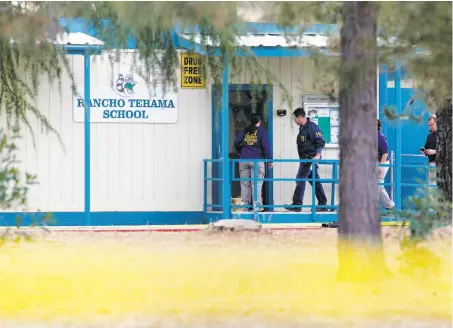  ?? Michael Macor / The Chronicle ?? FBI agents investigat­e the scene at Rancho Tehama Elementary School, where no children were killed but at least two were hurt.