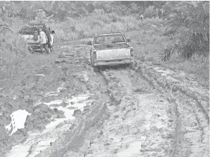  ??  ?? JALAN masuk ke Sungai Peking dalam keadaan rosak teruk terutama ketika musim hujan.