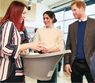  ??  ?? Looking or buying? Sinead Murphy shows the baby bath to Harry and Meghan yesterday