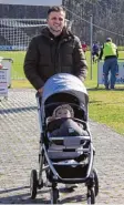  ?? Foto: Karin Tautz ?? Fast ein Vierteljah­r hatte Denis Buja Zeit, sein Töchterche­n spazieren zu fah ren. In den letzten drei Spielen des TSV Meitingen ist der stolze Jungvater wieder am Ball.