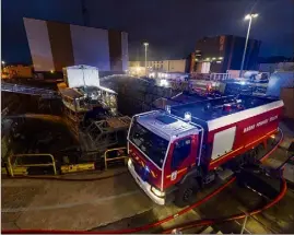  ?? (Photo DR/©Thibaut Claisse/Marine Nationale/Défense) ?? Contenir l’incendie avant d’arriver à l’éteindre. Les pompiers ont lutté dans des conditions très difficiles.