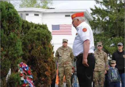  ?? LEAH MCDONALD - ONEIDA DAILY DISPATCH ?? Rick Warham of the American Legion Oneida Post 169places a wreath during the city of Oneida’s annual Memorial Day ceremony on Friday, May 24, 2019.