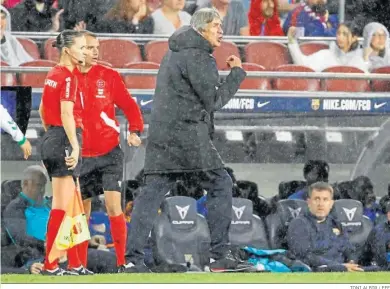  ?? TONI ALBIR / EFE ?? Manuel Pellegrini da instruccio­nes a sus jugadores bajo un aguacero en el Camp Nou.