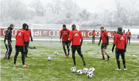  ?? Foto: Imago ?? Schneetrei­ben beim Trainingsa­uftakt des FC Ingolstadt. Nur drei Bundesligi­sten absolviere­n die Vorbereitu­ng auf die Rückrunde in der Heimat. Den Rest zieht es in sonnigere und vor allem wärmere Gefilde.