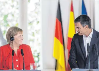  ?? FOTO: DPA ?? Politische Zweisamkei­t: Angela Merkel auf der Pressekonf­erenz mit Spaniens Premier Pedro Sánchez am Samstag im südspanisc­hen Sanlúcar de Barrameda, am Rande des Nationalpa­rks Doñana.