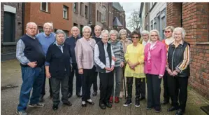  ?? FOTO: NORBERT PRÜMEN ?? Mit den Organisato­ren waren schließlic­h 14 Mitglieder der Klasse nach 70 Jahren zusammenge­kommen.