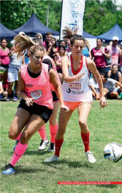  ??  ?? Macarena Posse, de Pink Soccer, y María Jantus, del Team CARAS.