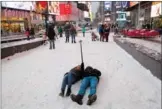 ?? ANDREW KELLY / REUTERS ?? People take a selfie during morning snow in Times Square, Manhattan on Saturday.