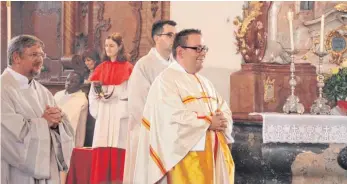  ??  ?? Mathias Michaelis freut sich in der Scheerer Kirche auf seine Berufung.