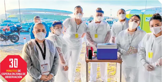  ?? / FOTOS: ESTADIOAKR­ON ?? Desde muy temprano, el personal de salud comenzó con las labores para aplicar la vacuna a las personas mayores de 60 años.