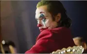  ?? NIKO TAVERNISE/WARNER BROS. ENTERTAINM­ENT/TNS ?? Joaquin Phoenix stars in the film “Joker.”