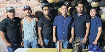  ??  ?? > Los amigos de Ramón también lo estuvieron acompañand­o en su festejo.