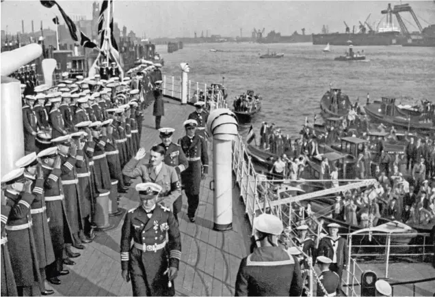  ?? GETTY ?? Adolf Hitler revisó el SMS SchleswigH­olstein (en la foto) en el puerto de Hamburgo, en 1936. Desde este acorazado se lanzarían los primeros disparos de la Segunda Guerra Mundial, al comienzo de la invasión nazi de Polonia en septiembre de 1939.