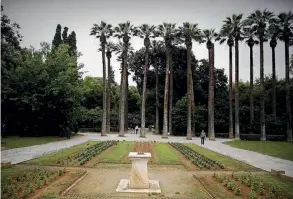  ??  ?? Νέες δράσεις από τον ΟΠΑΝΔΑ, με σύνθημα «ζήσε τους κήπους και τα πάρκα αλλιώς». Σε αυτό το πλαίσιο, ο Εθνικός Κήπος είναι το πρώτο τοπόσημο που αξιοποιεί ο Δήμος Αθηναίων. Θα ακολουθήσε­ι το Αλσος Παγκρατίου το 2018.