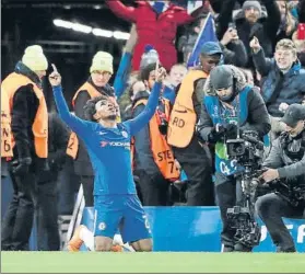  ?? FOTO: AP ?? Willian celebró por todo lo alto su golazo ante el Barça en el minuto 60