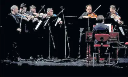  ?? AP ?? Emoción. La Orquesta del Mar en acción, tocando violines, violas y violonchel­os con madera reciclada.