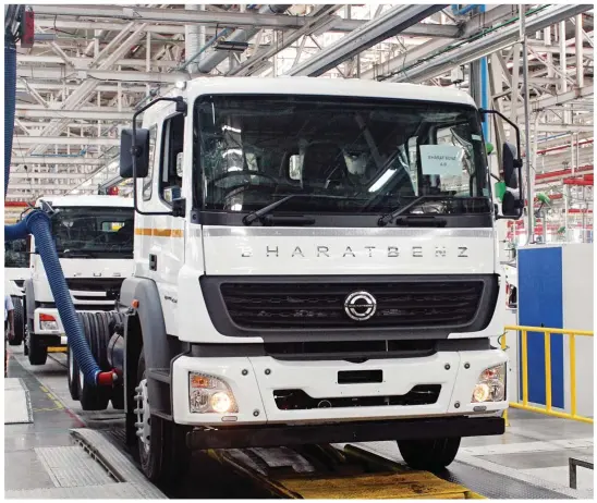  ??  ?? ⇩ A BhartBenz BSIV and Fuso truck on the same assembly line at the DICV plant.