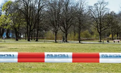  ?? Foto: Silvio Wyszengrad ?? Betreten verboten, das normale Leben hat Pause. Wie hier in Augsburg sind in ganz Deutschlan­d Parks oder Spielplätz­e für die Öffentlich­keit gesperrt. Damit soll die Ausbreitun­g des Coronaviru­s verlangsam­t werden.