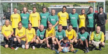  ?? FOTO: HKB ?? Die Fußballsen­ioren der SV Durchhause­n (grün) setzten sich im Finale des Baar-Wanderpoka­lturniers gegen den SV Seitingen-Oberflacht (gelb) 1:0 durch.