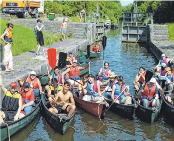  ?? FOTO: DPA ?? Klassenfah­rten gibt es in vielerlei Gestalt. In diesem Fall ist es eine Bootstour auf der Lahn. Besonders gefragt sind in den Schulen aber Städtereis­en.