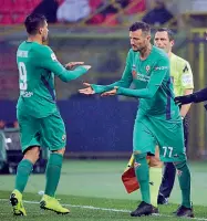  ??  ?? A sinistra Stefano Pioli, allenatore della Fiorentina dallo scorso campionato. Sopra, l’ingresso in campo di Thereau che ha fatto il suo esordio in campionato