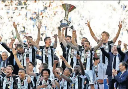  ??  ?? CAMPEONES. Una vez acabado el encuentro ante el Crotone, los jugadores de la Juventus levantaron el Scudetto número 33 de su historia.