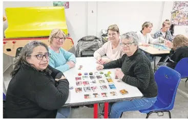  ?? ?? La fête du jeu se prépare à Avranches. Ici, l’atelier Bougrement Jeux propose tous les vendredis des jeux pour les âges.