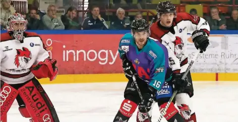  ?? FOTO: MICHAEL GOHL ?? Beim Hinspiel in Essen freuten sich Christoph Mathis (links) und Mike Schmitz über einen 3:1-Sieg.