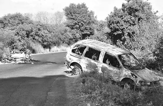  ??  ?? se tratara de una zona de guerra se pueden encontrar los restos de vehículos calcinados en el camino.