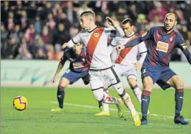  ?? FOTO: EFE ?? Adrián Embarba, autor del gol, ante la mirada de un Ramis superado