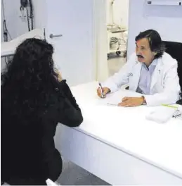  ?? FARO DE VIGO ?? Un doctor atiende a una paciente en Pontevedra.