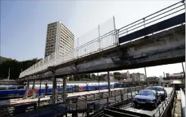  ?? (Photo doc L. Boutria) ?? La passerelle Toesca, près de la gare, a été fermée par principe de précaution et sera renforcée. Le Rassemblem­ent national regrette le retard pris sur cet ouvrage qui permet à des personnes à mobilité réduite d’enjamber les voies ferrées entre le centre-ville et Claret.