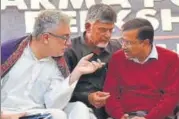  ?? SANJEEV VERMA/HT ?? TMC MP Derek O’Brien, Andhra Pradesh CM Chandrabab­u Naidu and Delhi CM Arvind Kejriwal during Naidu’s day-long fast for special status for Andhra, in New Delhi on Monday.