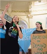  ?? ?? Manifestan­tes a favor del derecho al aborto el día internacio­nal de la Mujer