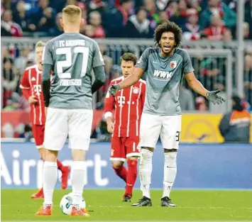  ?? Foto: Christian Kolbert ?? Keinen guten Tag erwischte Caiuby (rechts) in München. Der Brasiliane­r leitete mit seinen Fehlern die Augsburger Niederlage ge gen den FC Bayern ein.