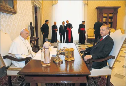  ?? [ AFP ] ?? Papst Franziskus empfing am Montag den türkischen Präsidente­n Erdogan˘ im Vatikan.