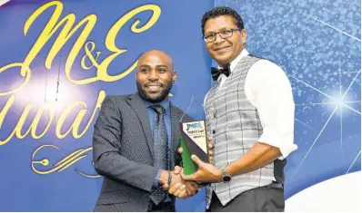  ?? CONTRIBUTE­D ?? Charles Barrett (left), marketing manager, Jamaican Teas, accepts the company’s Jamaica Manufactur­ers’ and Exporters’ Associatio­n (JMEA) Award for Champion Medium Manufactur­ing Exporter 2018 from Richard Pandhoie, president of the JMEA.