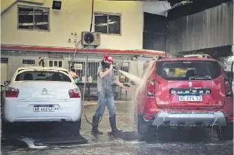  ?? ?? Un trabajador lava un vehículo en un lavadero de autos en Buenos Aires (Argentina).