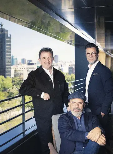  ?? ?? Tres grandes referentes de la cocina mundial: a la izquierda, Martín Berasategu­i; sentado, Jesús Sánchez, y Quique Dacosta, en la terraza del hotel Villamagna.