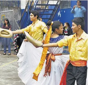  ??  ?? Tradición. Para cada evento preparan coreografí­as diferentes donde intentan transmitir y respetar la cultura y tradicione­s del país.