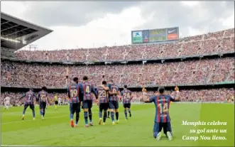  ?? ?? Memphis celebra su gol ante un Camp Nou lleno.