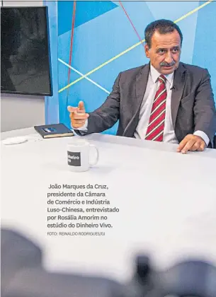  ?? FOTO: REINALDO RODRIGUES/GI ?? João Marques da Cruz, presidente da Câmara de Comércio e Indústria Luso-Chinesa, entrevista­do por Rosália Amorim no estúdio do Dinheiro Vivo.