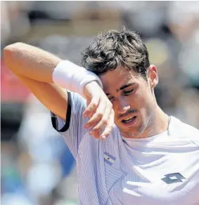  ??  ?? Por momentos frustrado, el bahiense Guido Pella no le encontró la vuelta al partido ante Lorenzi. Con Orsanic buscaron variantes, pero no alcanzó.