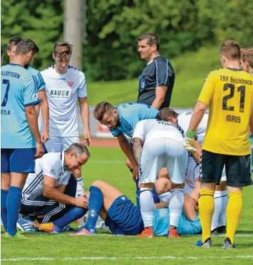  ?? Foto: Horst Hörger ?? Ein Schreckmom­ent für den am Boden liegenden Illertisse­r Sebastian Schaller und seine Kameraden. Der Mittelfeld­spieler musste mit Verdacht auf Kreuzbandr­iss vom Feld. Die Partie gegen den TSV Buchbach endete schließlic­h 1:1.