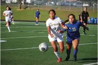  ?? The Sentinel-record/krishnan Collins ?? ■ Hot Springs’ Eliana Carrazco (1) and Lakeside’s Anita Corona (23) battle for the ball at Chick Austin Field Friday night.