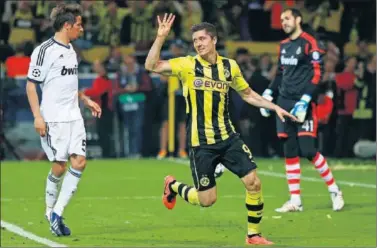 ??  ?? UNA IMAGEN DE 2013. Lewandowsk­i celebra sus cuatro goles al Madrid en el Signal Iduna Park.