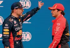  ?? ?? Max Verstappen (a sinistra) e Carlos Sainz: il campione del mondo e il ferrarista scatterann­o dalle prime due piazzole.